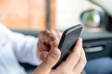 Tablet smartphone arabanın içine parlak gün çalışma ve iş adamı