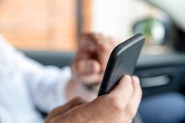 Tablet smartphone arabanın içine parlak gün çalışma ve iş adamı