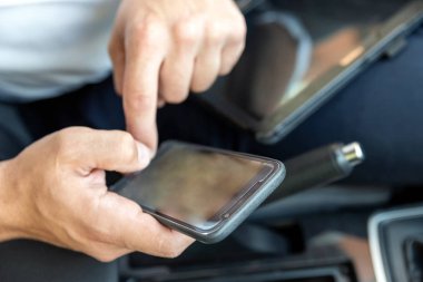 Tablet smartphone arabanın içine parlak gün çalışma ve iş adamı