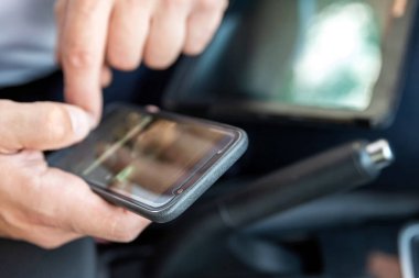 Tablet smartphone arabanın içine parlak gün çalışma ve iş adamı