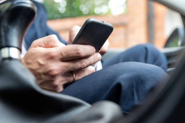 Tablet smartphone arabanın içine parlak gün çalışma ve iş adamı