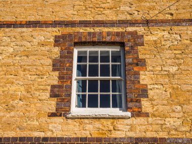 güneşli bir gün görünümü eski İngiltere'de eski tuğla duvar camda beyaz