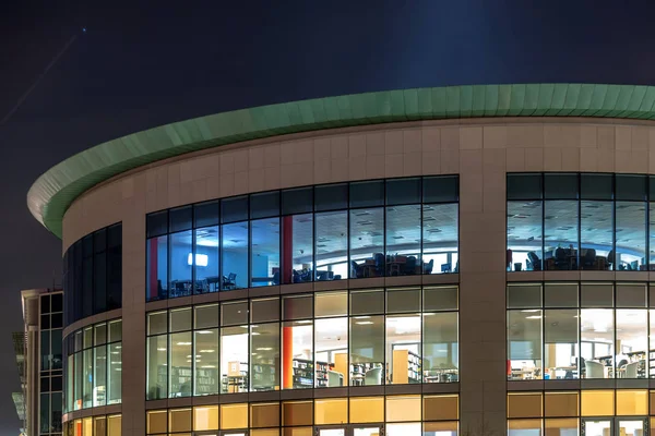 Vista nocturna de las ventanas del moderno edificio de oficinas corporativas de negocios en northampton england uk — Foto de Stock