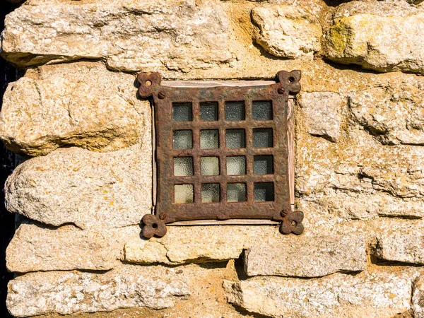 İngiltere'de eski tuğla duvar eski penceresinin güneşli gün görünümü — Stok fotoğraf