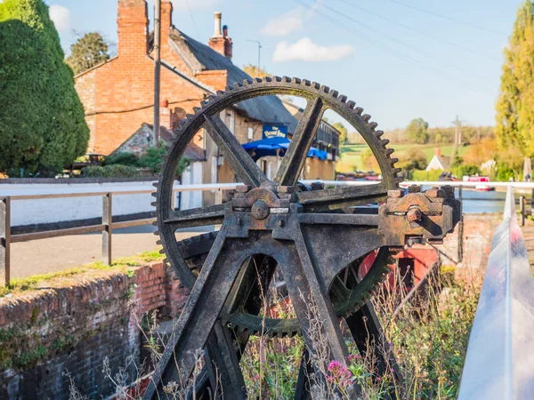 Grand angle vue de jour du canal de bateau dans stoke bruerne england uk — Photo