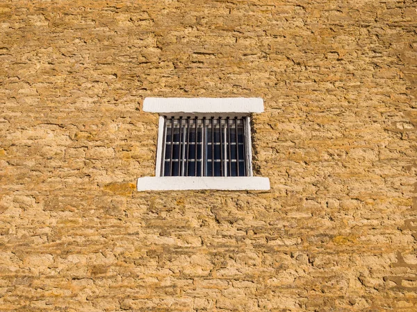 Dia ensolarado vista da velha janela branca na parede de tijolo velho na inglaterra — Fotografia de Stock