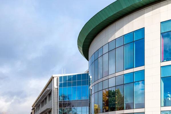 Dia ensolarado vista das janelas de negócios modernos edifício de escritórios corporativos em Northampton Inglaterra uk — Fotografia de Stock