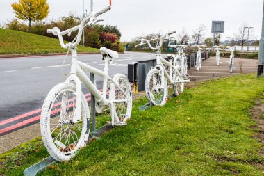 İngiltere'de yeşil çimenlerin üzerinde beyaz boyalı Bisiklet Park