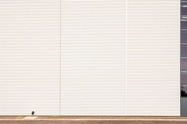 Dzień widok białego metalu stalowe tekstura powierzchni magazynu towarów ściany w industrial estate w Anglii — Zdjęcie stockowe
