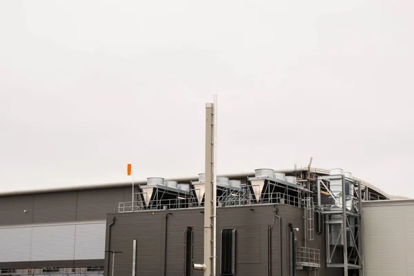 Visão do dia da chaminé da fábrica industrial sobre o céu nublado brilhante na Inglaterra — Fotografia de Stock