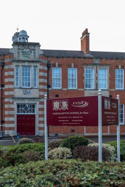 Northampton Uk 28 Ekim 2018: bulutlu gün görünümü northampton okul çocuklar logo ve bina için