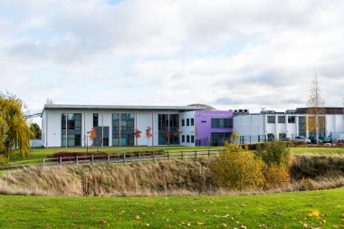 Northampton İngiltere 11 Kasım 2018: güneşli gün görünümü northampton bina weston favell Akademisi