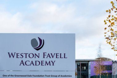 Northampton İngiltere 11 Kasım 2018: weston favell Akademisi logosu işareti görünümünü güneşli bir gün sonrası northampton