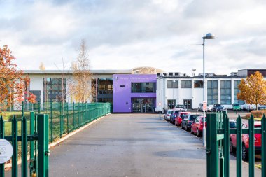 Northampton İngiltere 11 Kasım 2018: güneşli gün görünümü northampton bina weston favell Akademisi