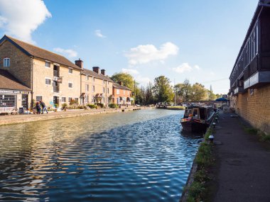 Bruerne İngiltere'de 31 Ekim 2018 stoke: nehir demirli deniz araçları ile kanal ve çevresinde northamptonshire, İngiltere'de köyde alışveriş