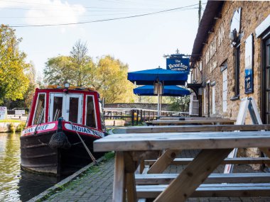 Bruerne İngiltere'de 31 Ekim 2018 stoke: tekne Inn pub ve restoran northamptonshire, İngiltere'de köyde yanında kanal nehrinde tekne palamarla