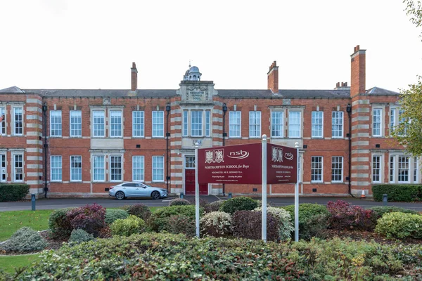 Northampton Uk 28 Ekim 2018: bulutlu gün görünümü northampton okul çocuklar logo ve bina için