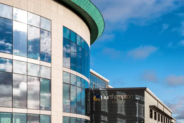 Northampton Reino Unido 11 de novembro de 2018: vista ensolarada do dia das janelas do moderno edifício de pistas de cabine da faculdade de Northampton — Fotografia de Stock