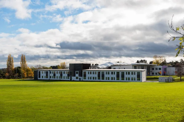 Нортгемптон, Великобритания 11 ноября 2018 года: солнечный вид на здание академии фавелы Уэстон в Нортгемптоне — стоковое фото