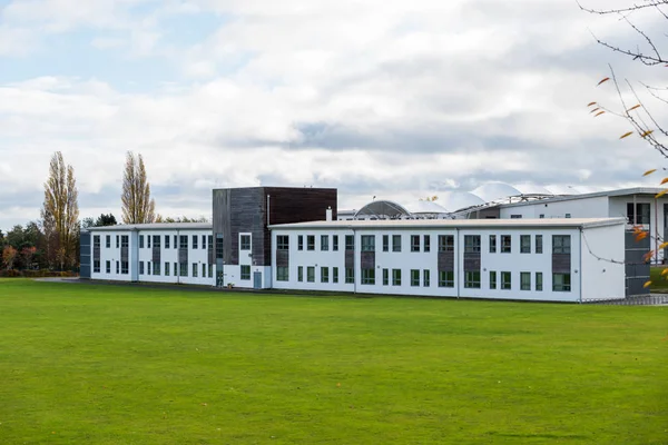Нортгемптон, Великобритания 11 ноября 2018 года: солнечный вид на здание академии фавелы Уэстон в Нортгемптоне — стоковое фото