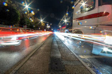 meşgul İngiltere'de otoyol otoyol trafik gece görünümü