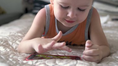 Çocuk evde akıllı telefon oyunu seyrediyor. uzak öğrenim eğitimi