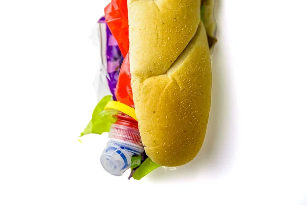 ホットドッグプラスチック廃棄物や紙の段ボールでいっぱい。食品の概念における廃棄物のリサイクル — ストック写真