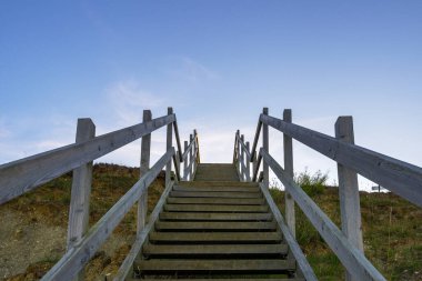 Sahile doğru inen ahşap merdivenler ve Lowestoft Suffolk 'taki kum tepeleri.