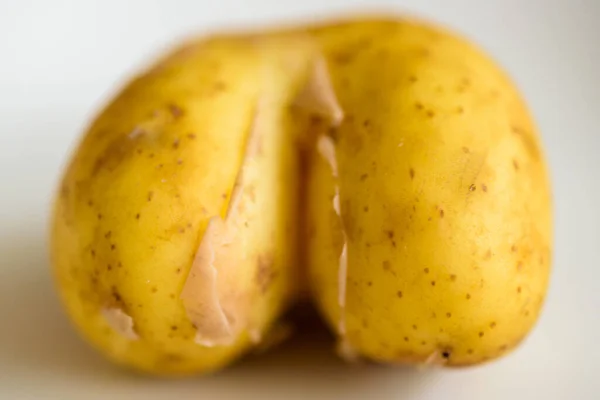 Spaß herzförmige Kartoffel auf hellem Hintergrund — Stockfoto