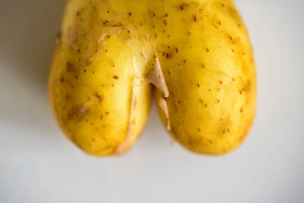 Spaß herzförmige Kartoffel auf hellem Hintergrund — Stockfoto