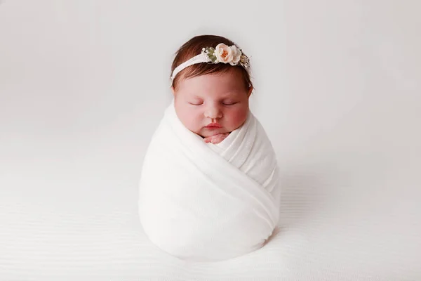 Yeni Doğan Bebek Kız Gün Eski Studio Oturum — Stok fotoğraf