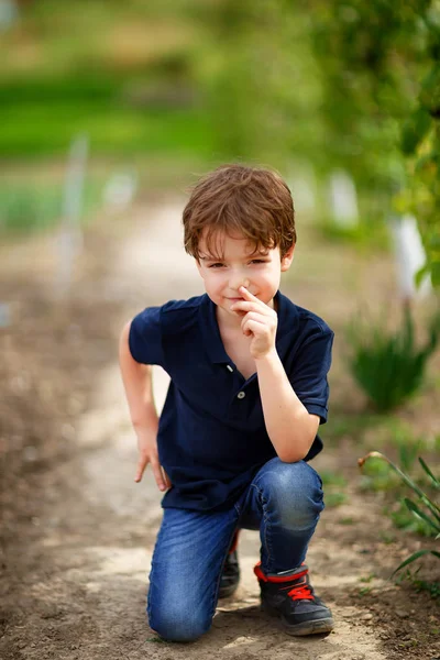 5-Jährige im Freien im Obstgarten — Stockfoto