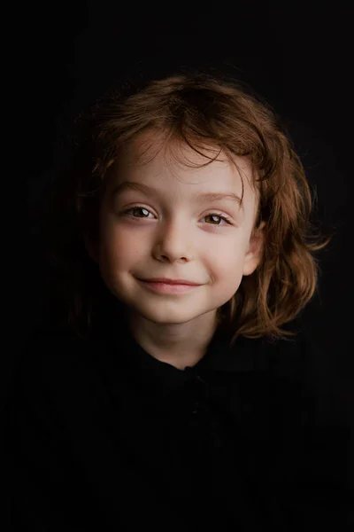 5 jaar oude jongen studio portret Stockfoto