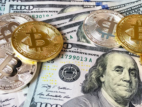 Φόντο Χρυσά Και Ασημένια Bitcoins Για Μας Δολάρια Κοντά — Φωτογραφία Αρχείου