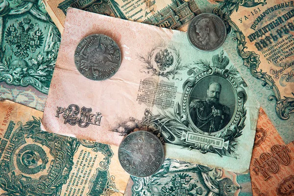 ヴィンテージ背景 古いロシアのお金 紙幣と硬貨 アレクサンダー3世の肖像 — ストック写真