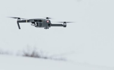 Gökyüzünde kamera olan uçan bir dron.