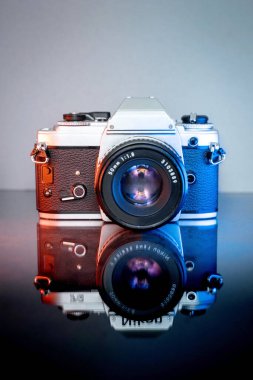 Retro film fotoğraf makinesi beyaz arkaplanda izole edildi