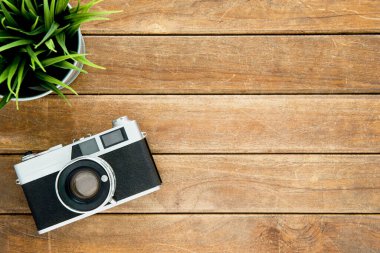 Ahşap arka planda klasik kamera