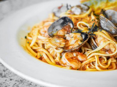 Deniz ürünleri makarnası. Bir tabak midyeli, karidesli, midyeli, midyeli ve kalamarlı tagliolini.