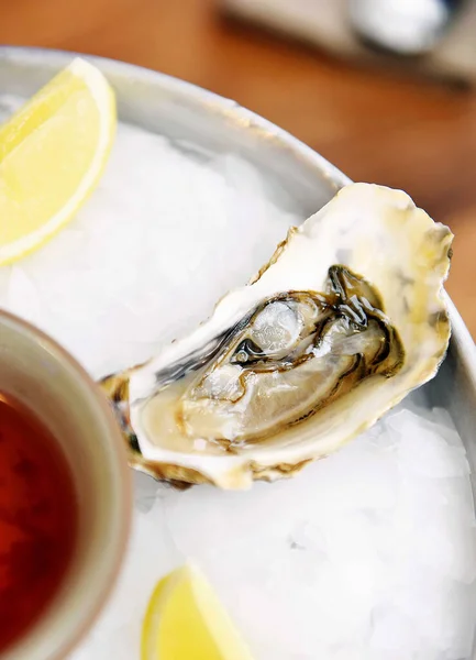 Een Dozijn Oesters Met Citroenen Close Bord — Stockfoto