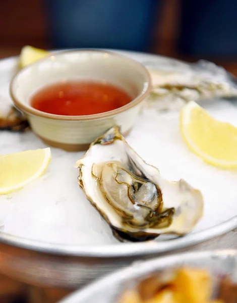 Een Dozijn Oesters Met Citroenen Close Bord — Stockfoto