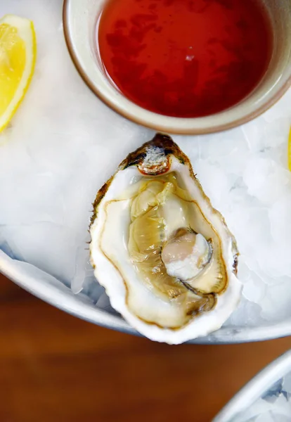 Een Dozijn Oesters Met Citroenen Close Bord — Stockfoto