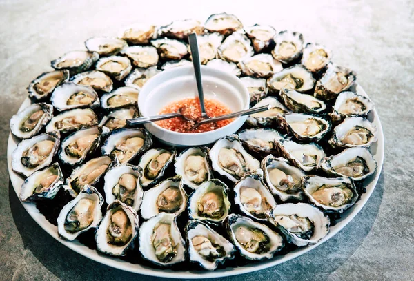 Een Dozijn Oesters Met Citroenen Close Bord — Stockfoto