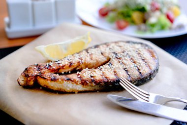 Patates ve sebzeli kızarmış somon bifteği.