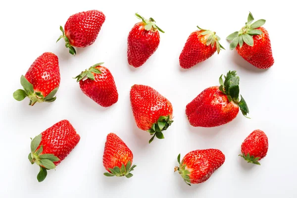 Aardbeien Geïsoleerd Witte Achtergrond Bessenpatroon Bovenaanzicht Rechtenvrije Stockfoto's