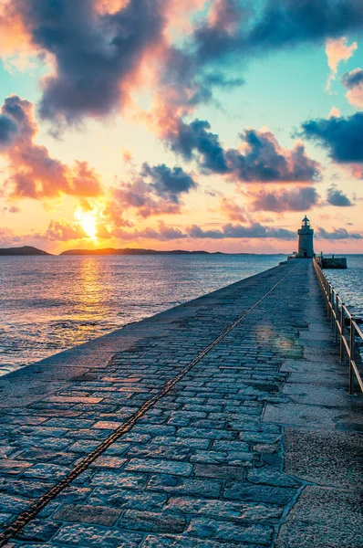 Beautiful Lighthouse Standing Shore Backdrop Setting Sun — Stock Photo, Image