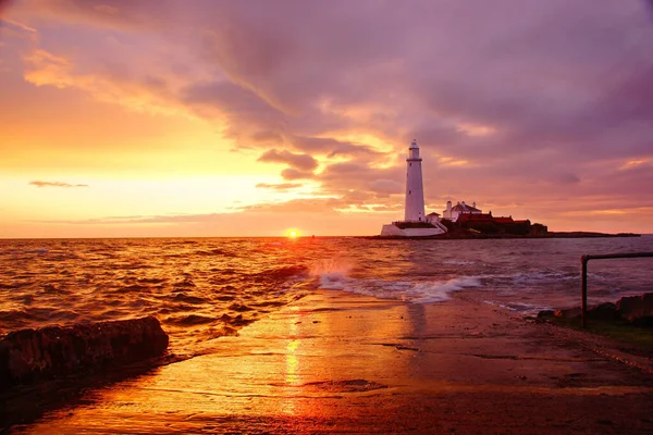 Beautiful Lighthouse Standing Shore Backdrop Setting Sun — Stock Photo, Image