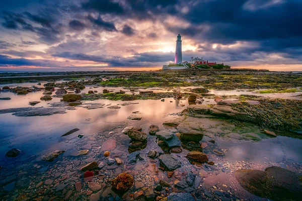 Beautiful Lighthouse Standing Shore Backdrop Setting Sun — Stock Photo, Image