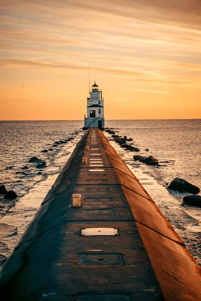 Beautiful Lighthouse Standing Shore Backdrop Setting Sun — Stock Photo, Image