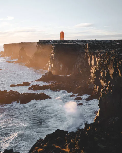 Beautiful Lighthouse Standing Shore Backdrop Setting Sun — Stock Photo, Image